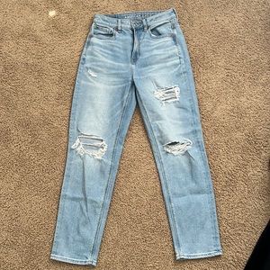 AMERICAN EAGLE SIZE 2 RIPPED MOM JEANS (GREAT CONDITION)